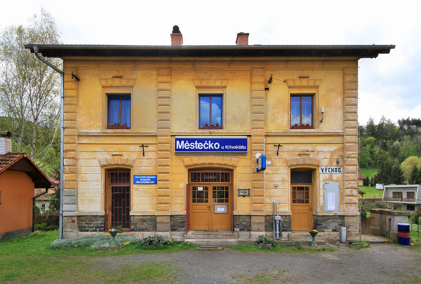 I s modrými cedulemi a bez výpravčího je někdejší staniční budova krásná.