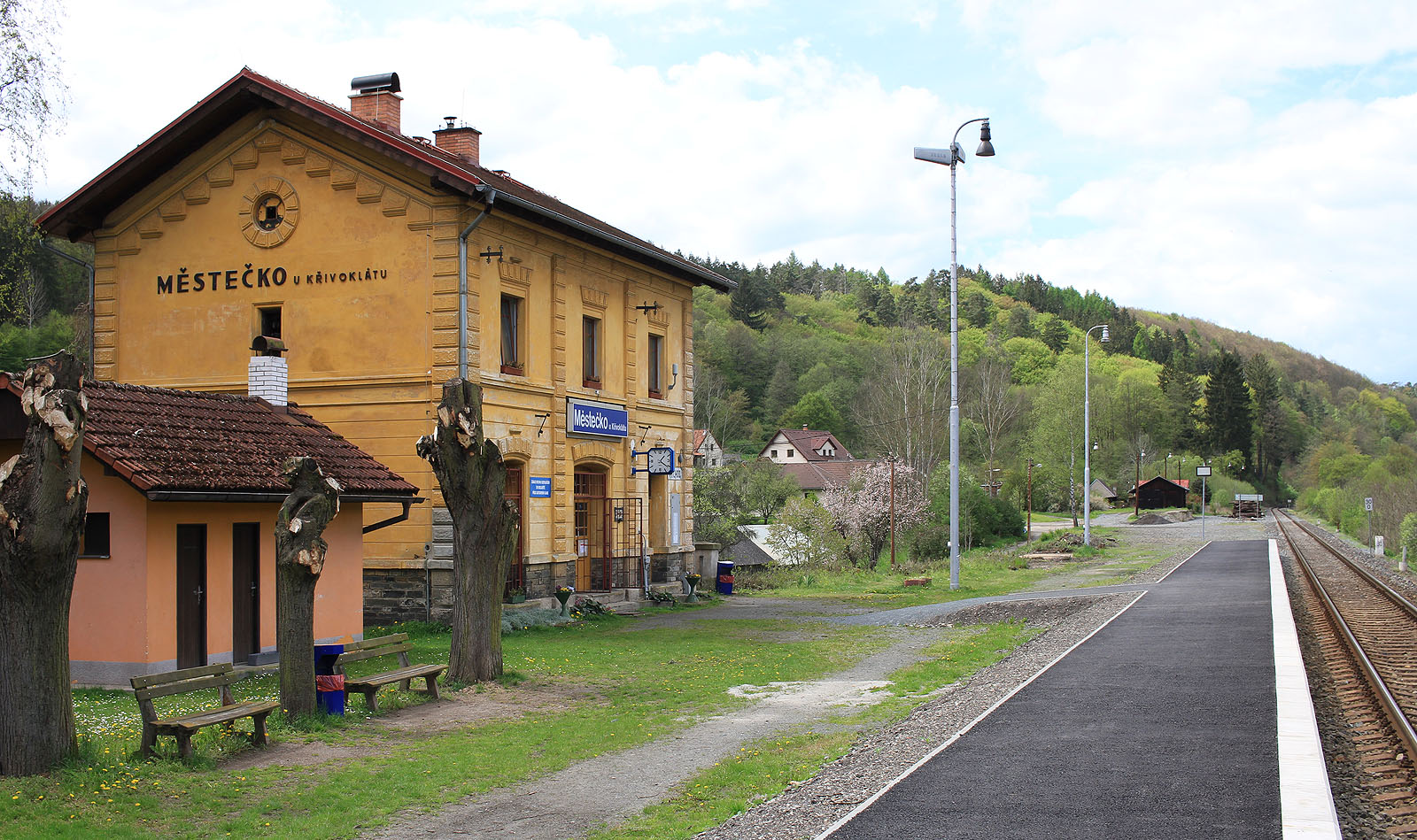 Kdysi tu vedly dvě dopravní a před skladištěm třetí manipulační kolej. Dnes slávu zaniklé stanice připomíná jen honosná budova.