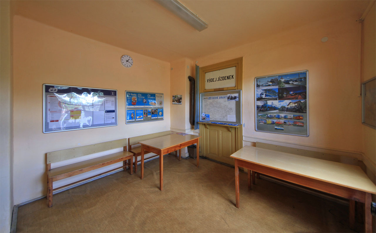 Ani po zrušení výpravčícho a uzavření výdejny jízdenek nepřestala fungovat místní čekárna, což je hodno obdivu. Čistá a v zimě velice pohodlná dál slouží cestujícím - děkujeme!