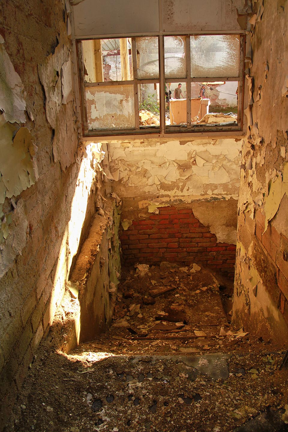 Po schodech lze sestoupit do polosuterénu, kde byly sklady a část výroby.