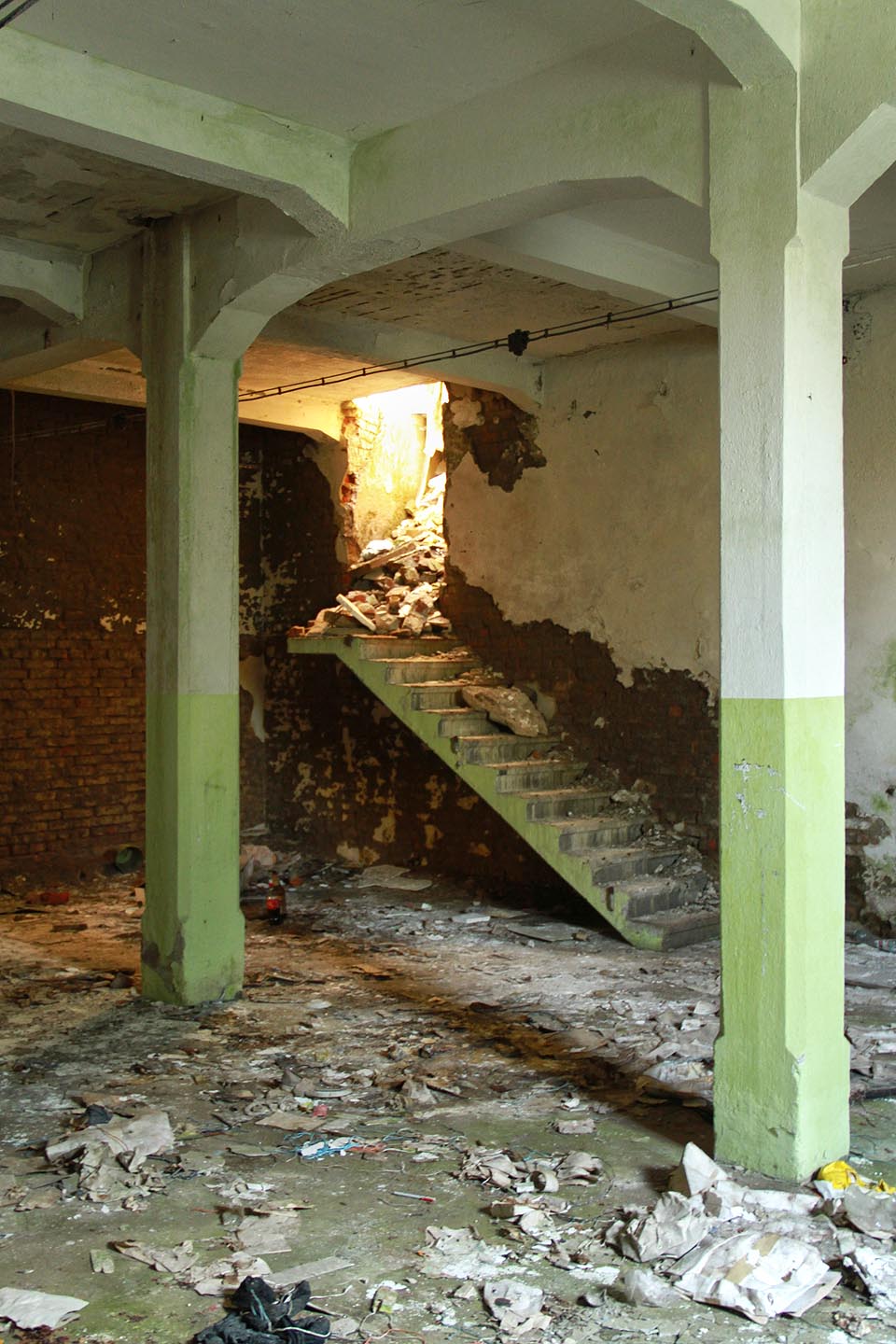 Konstrukce stropů je tvořena pokrokovým železobetonem - s podobnými prvky se lze setkat ve většině továren z počátku 20. století nejen ve Šluknovském výběžku.