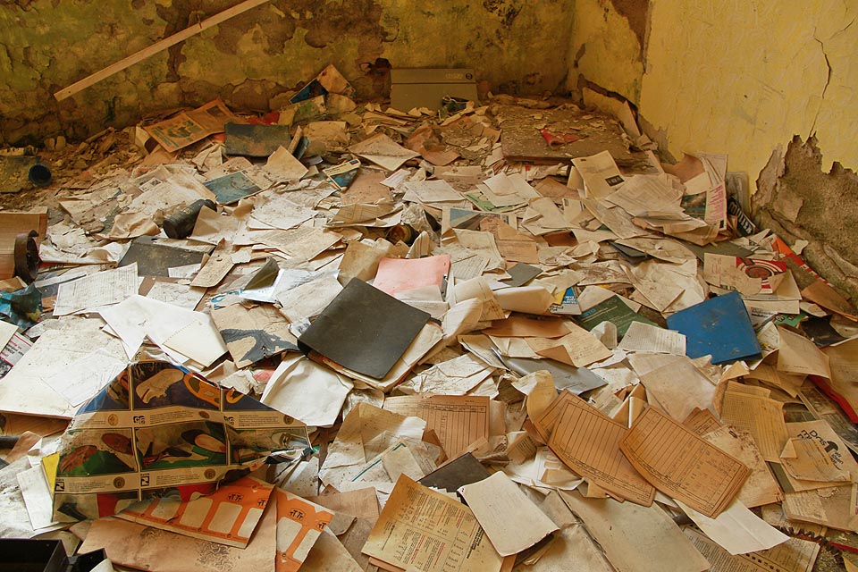 Jednou z věcí, které ve zničené továrně stále zaujmou, je hromada archivních tiskovin.