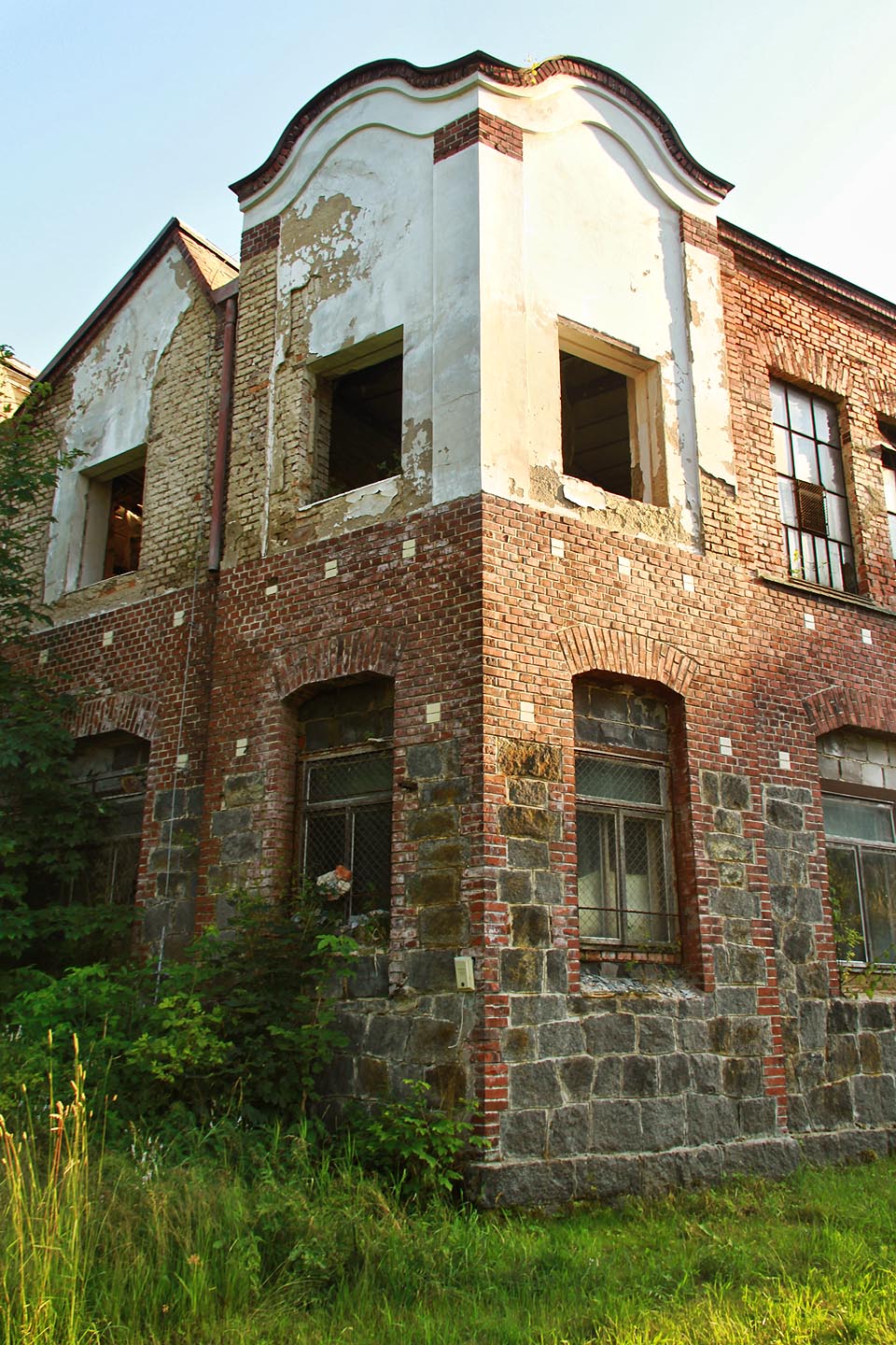 Kdybych byl architekt, řekl bych, že hranolová věž navozuje robustní pocit, podtržený gravitační hmotou kamenného zdiva postupně přecházející do odlehčených omítnutých ploch horního patra a štukových vlnovek odkazujících na doznívající secesní období.