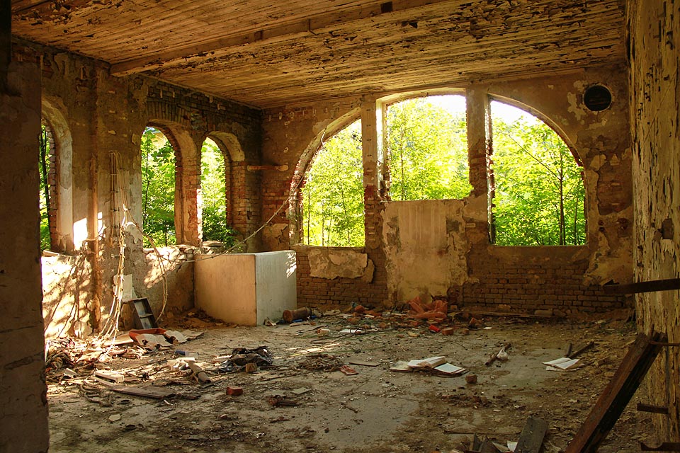 Původní administrartivní část budovy, později pravděpodobně změněná na jídelnu.