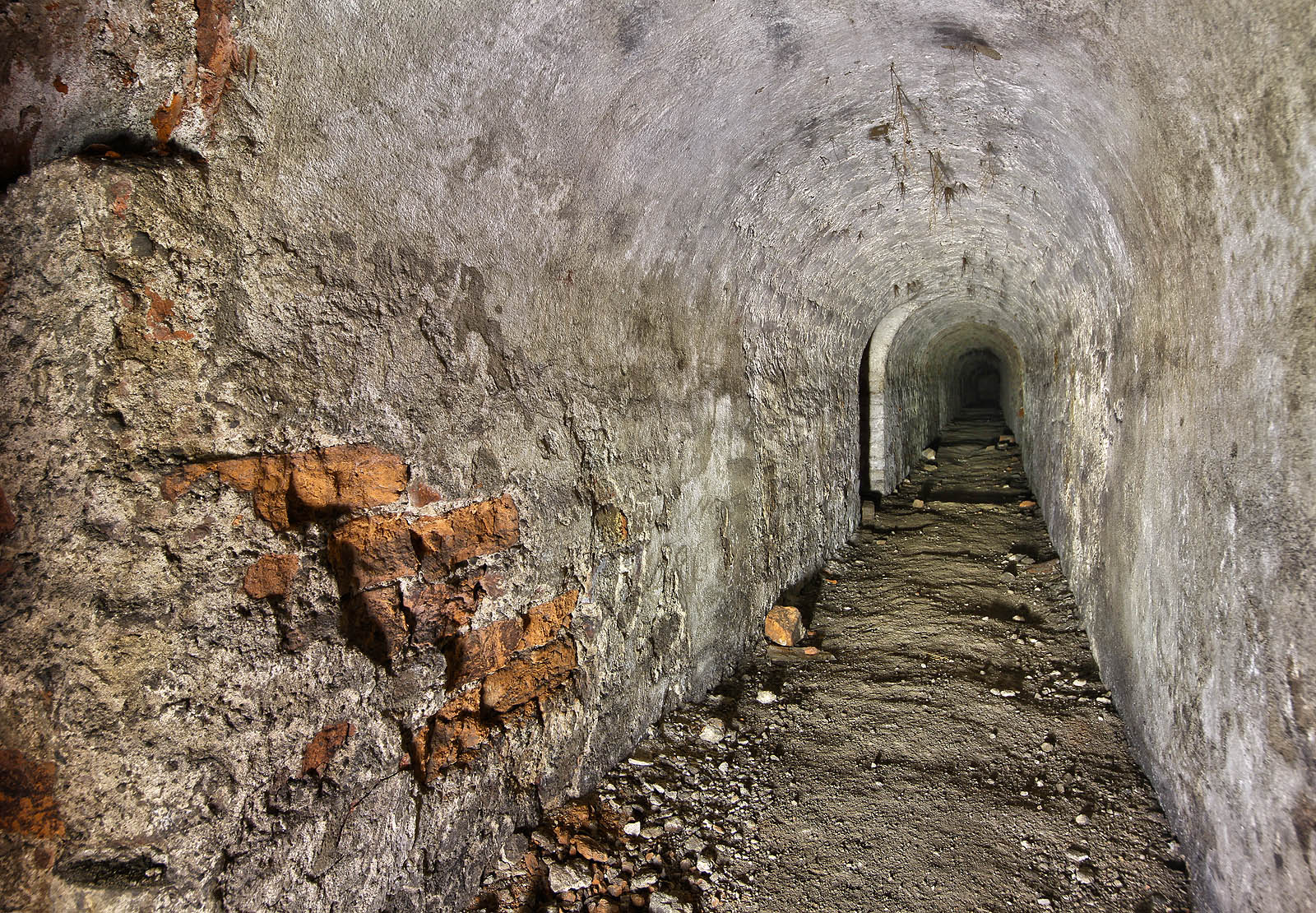 Celkem se v prostoru pod dnešními Smetanovými sady nachází několik kilometrů naslouchacích a minových chodeb, které paprskovitě vybíhají až pod hlavní parkovou alej na místě někdejšího hradebného předpolí.