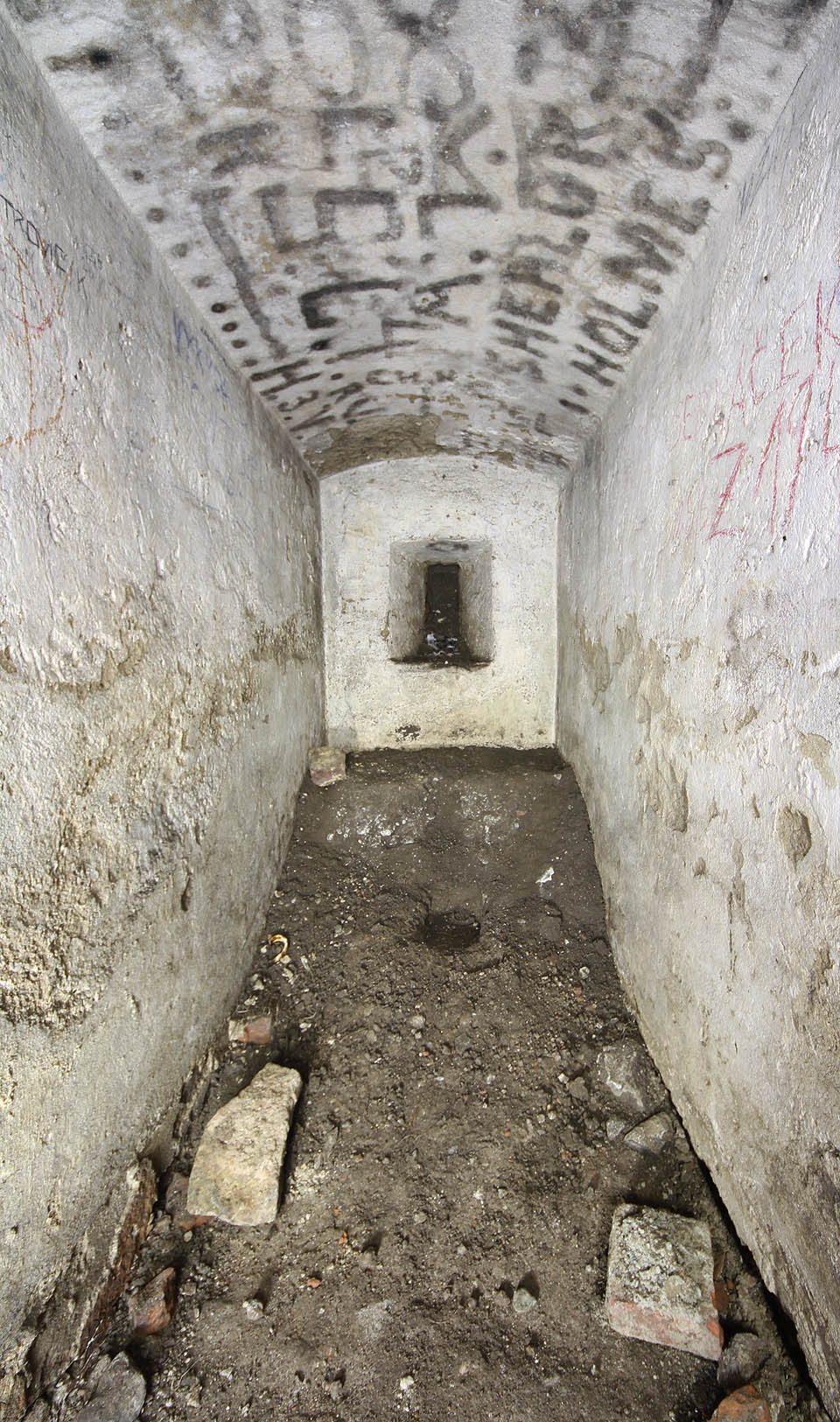 Slepá chodbička zakončená střílnou vedla směrem k městským hradbám, tedy do zázemí. jaký smysl zde měla střílna, nám zůstává nejasné.