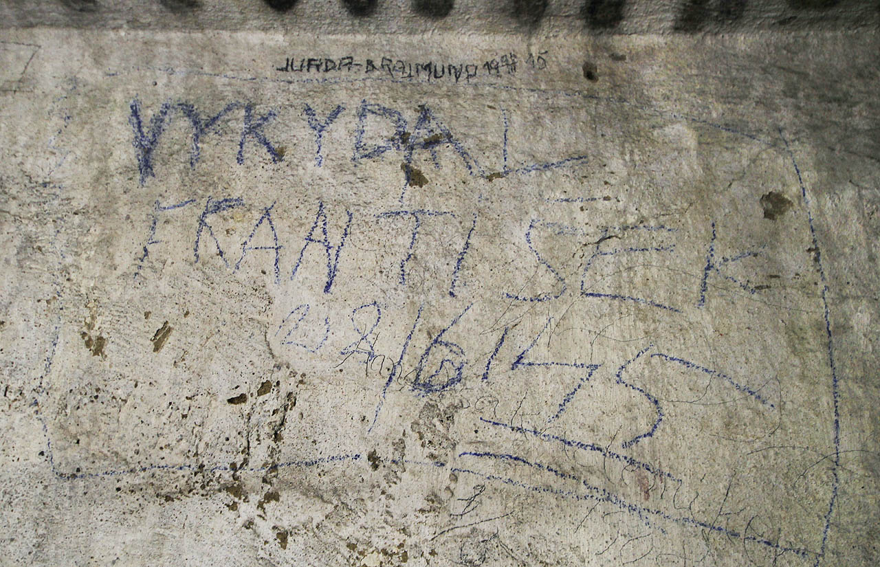 Nápisy na zdech chodeb jsou dnes již cenným historickým svědectvím o dějinách 20. století v Olomouci. Nejvíc jich pochází z období obou světových válek, při letmém průzkumu však nacházíme i starší nápisy.