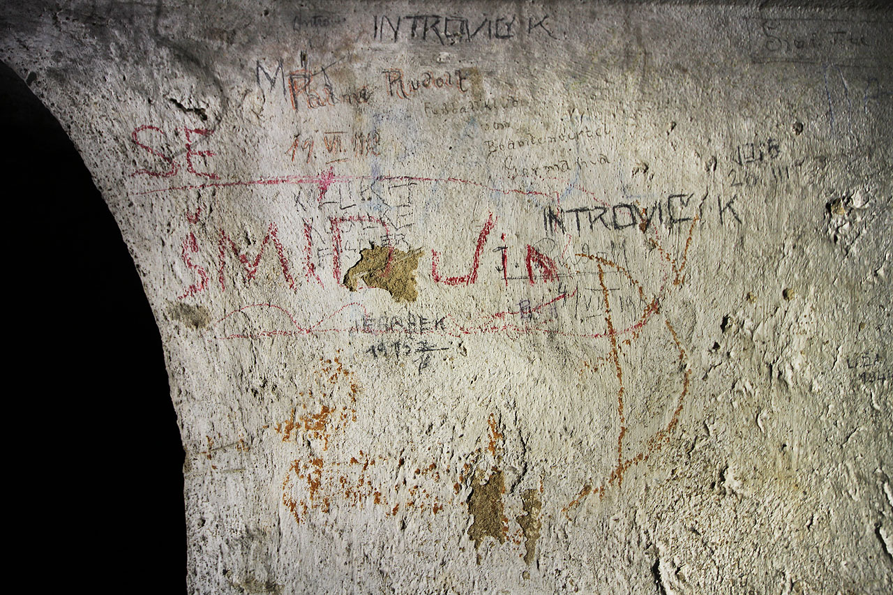 Jeho kolega Jeřábek tu byl o 33 let dříve - už v roce 1912. Nikdy se zřejmě nedozvíme, zda se tu ukrýval před policí, maželkou či panem učitelem, jestli se tu učil kouřit nebo vyměňoval dobrodružné romány se spolužáky.