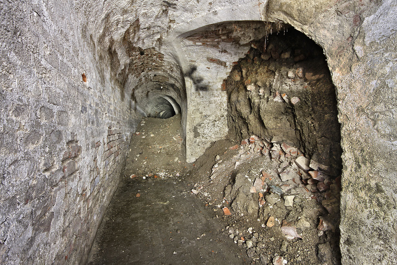 Kritickým se po 125 letech ukázal být špatně provedený zásyp přístupových chodeb. Nesoudržná zemina se vevalila do centrální hodby a na povrchu se objevil kráter, do kterého se v roce 2013 zřítila devatenáctiměsíční holčička.