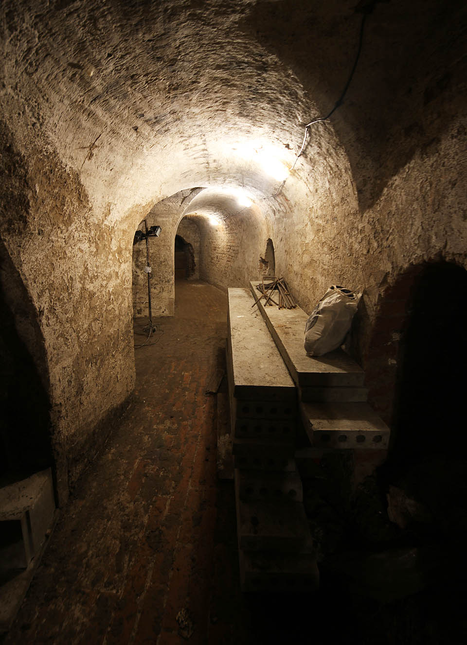 Co by asi řekli na moderní betonové profily a výkonné elektrické osvětlení dělníci, kteří před 230 lety stavěli s loučemi a z cihel úchvatný podzemní labyrint?