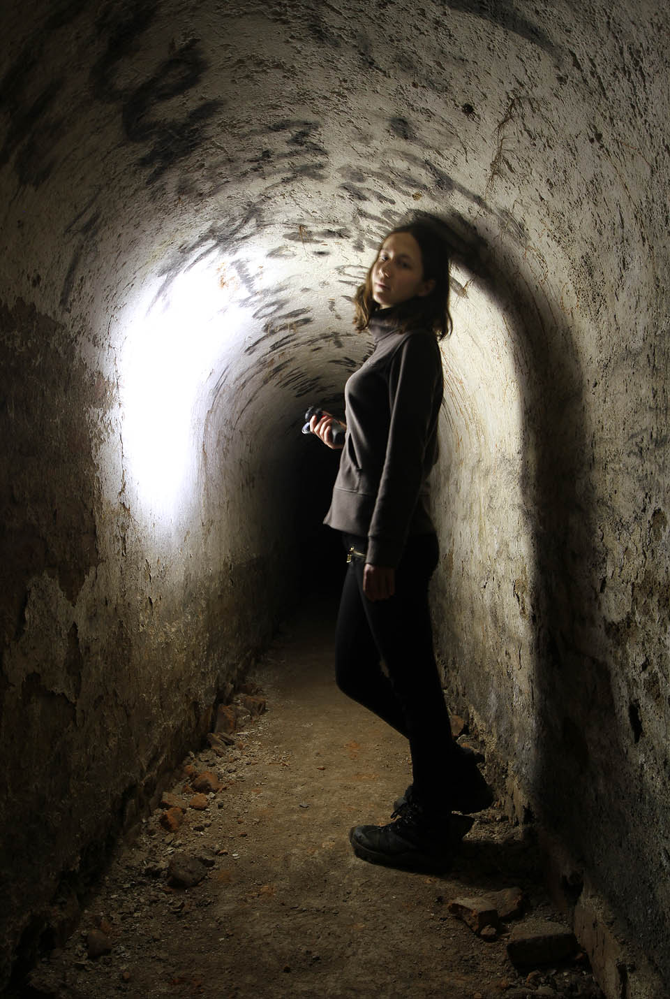 Podzemím nás provede známá odvážná školačka s baterkou v ruce.