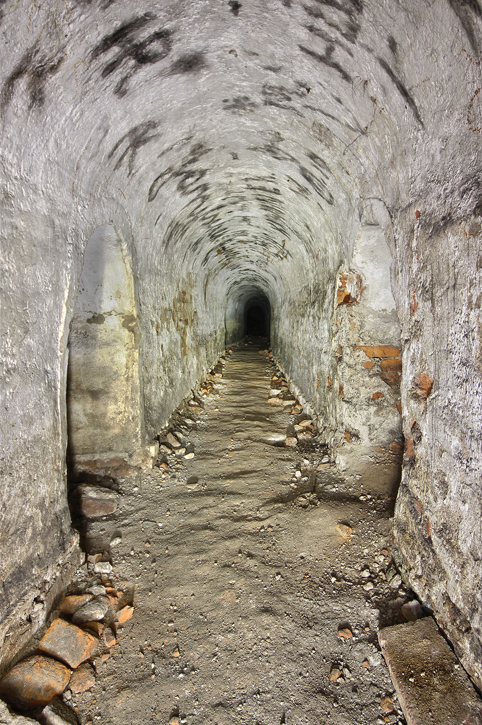 Hlavní chodba se neustále lomí a kopíruje přibližně vnější oblouk městských hradeb. Do boků z ní odbočují desítky metrů dlouhé naslouchací chodby a z nich ještě nízké minové chodbičky pro uložení náloží.