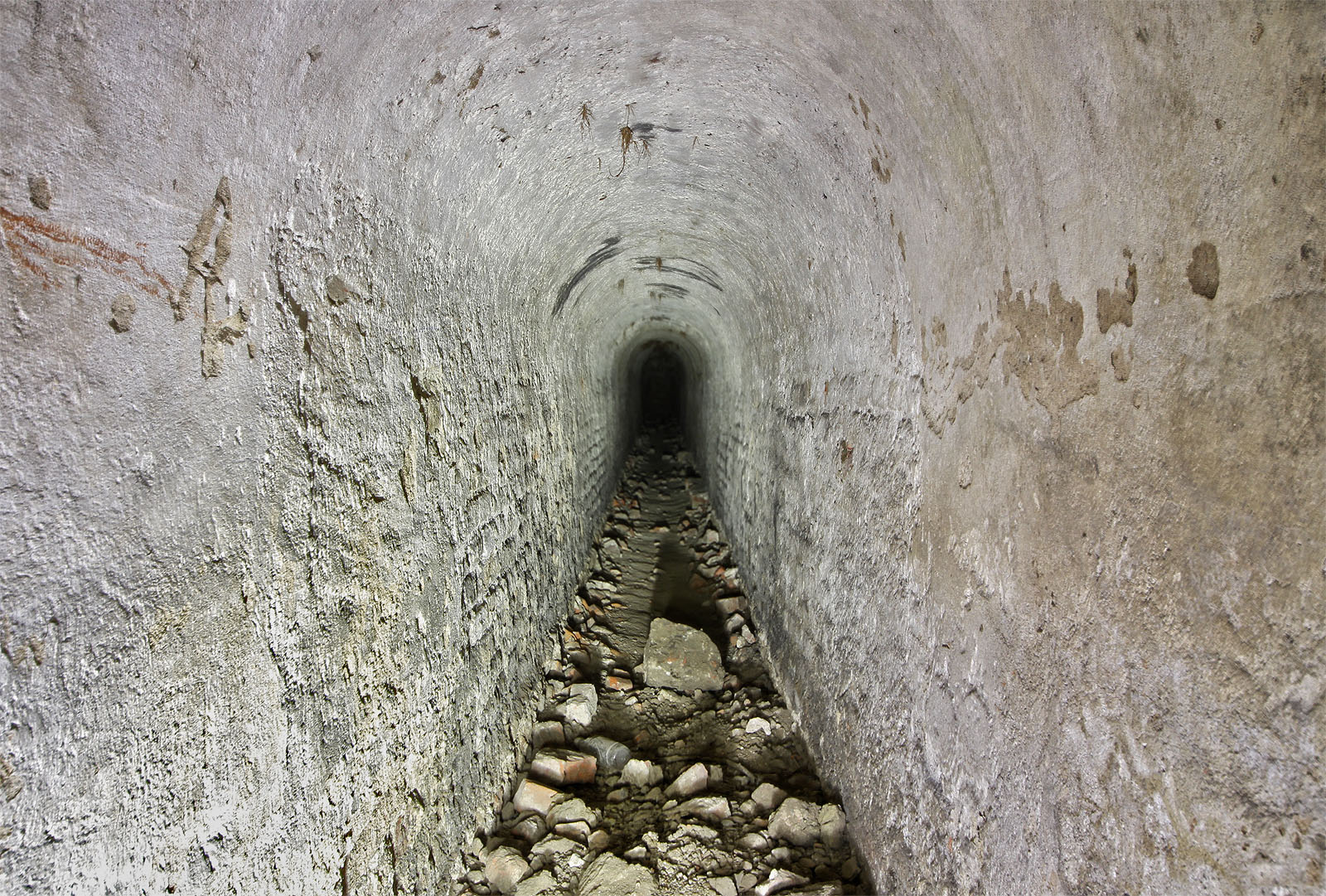 Jedna z naslouchacích chodeb. Svojí výškou i šířkou jsou podstatně menší než centrální chodba. V dálce z ní vybíhají ještě minové chodbičky průchozí pouze v hlubokém předklonu či po kolenou.