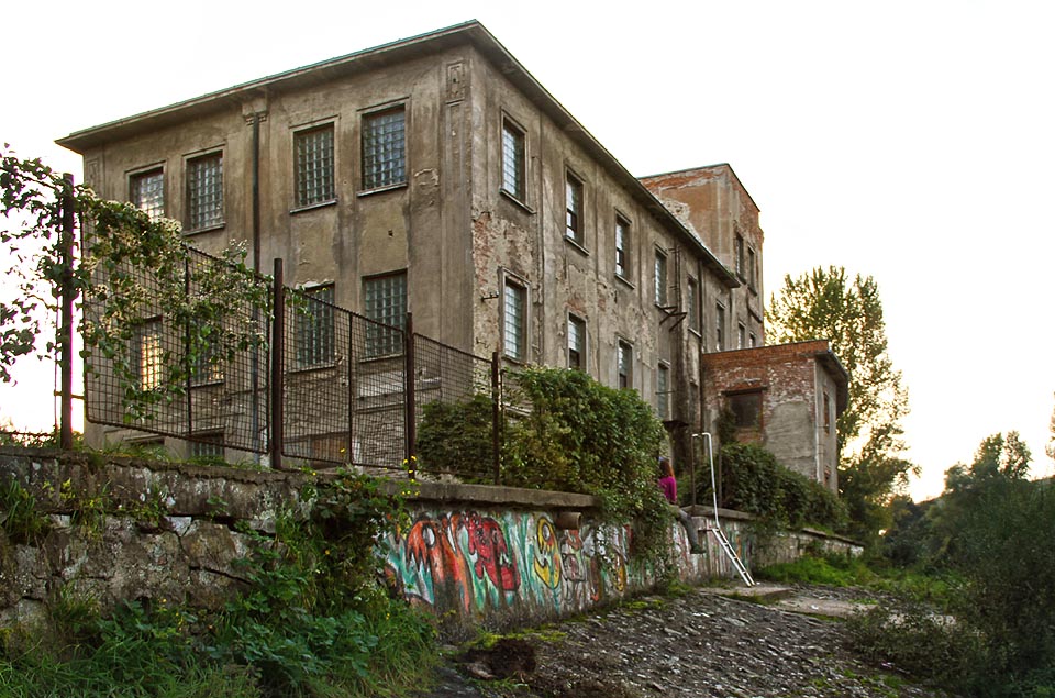 Při pohledu z říčního nábřeží vypadá Matyškův mlýn v Dolních Kounicích ještě strašidelněji než z města.