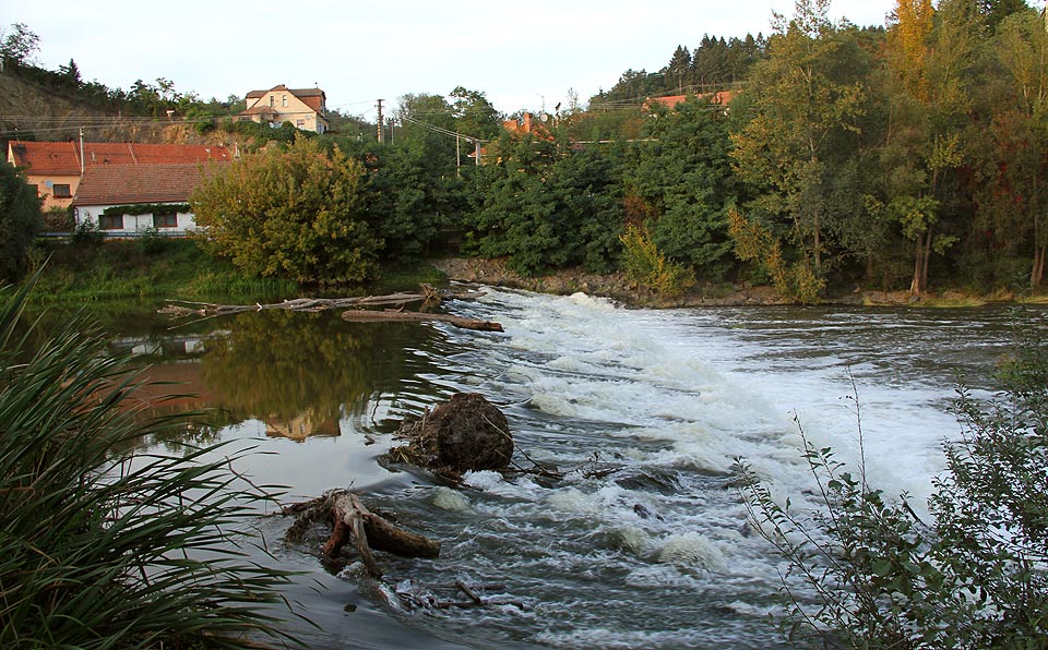 Jez na řece bezprostředně za mlýnem vytvářel potřebný spád pro pohon turbíny.
