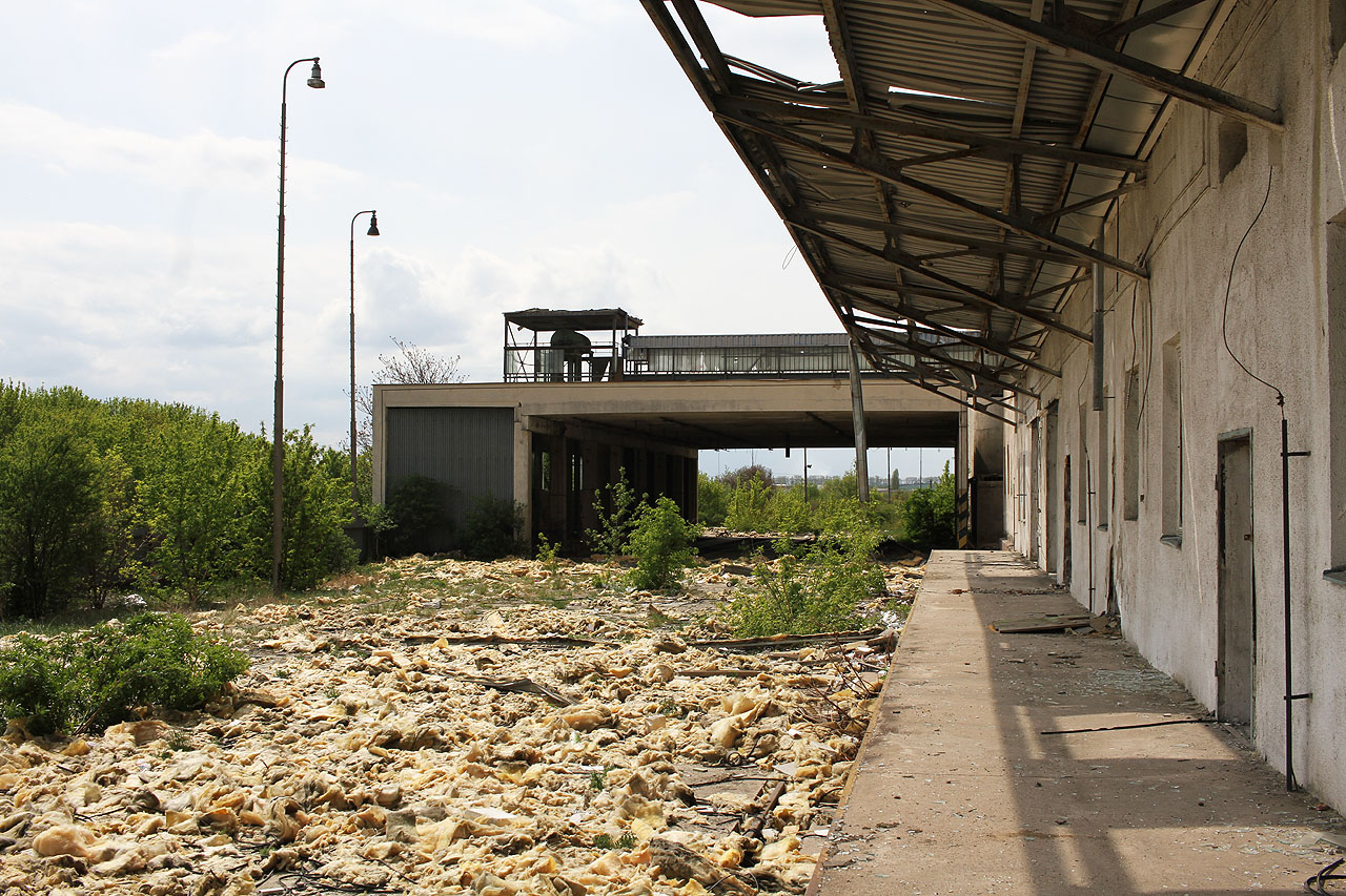 Pod vrstvou rozcupované tepelné izolace z fasády mlýna nejsou koleje vlečky téměř vůbec vidět. Pod vrstvou rozcupované tepelné izolace z fasády mlýna nejsou koleje vlečky téměř vůbec vidět.