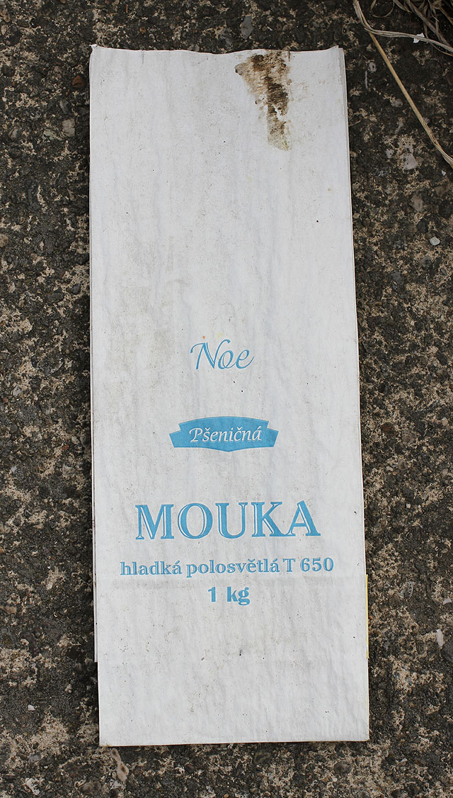 Vítr si tu pohrává s tisíci nevyužitými obaly na mouku. Mimo jiné vyvedenými v češtině. Vítr si tu pohrává s tisíci nevyužitými obaly na mouku. Mimo jiné vyvedenými v češtině.