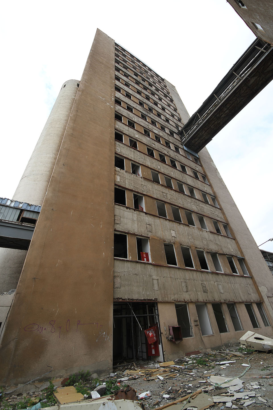 Nastává čas na vstup do budovy duchů. Postupně stoupáme nahoru silem. Nastává čas na vstup do budovy duchů. Postupně stoupáme nahoru silem.