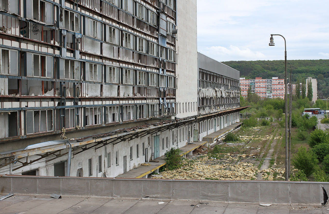 Mlýn se nachází v prostoru mezi pláněmi železničních stanic na jihu Košic a vcelku úhledným sídlištěm Nad jezerom. Je tak denně na očích tisícům lidí. Mlýn se nachází v prostoru mezi pláněmi železničních stanic na jihu Košic a vcelku úhledným sídlištěm Nad jezerom. Je tak denně na očích tisícům lidí.