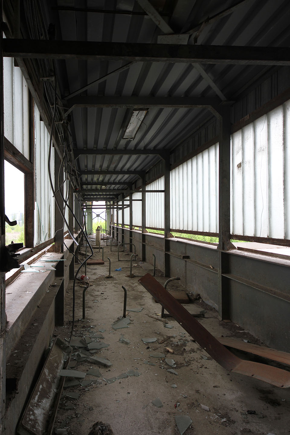 V prvním patře spojuje železniční a automobilovou rampu prosklená lávka, kterou kdysi procházel potrubní dopravník. V prvním patře spojuje železniční a automobilovou rampu prosklená lávka, kterou kdysi procházel potrubní dopravník.