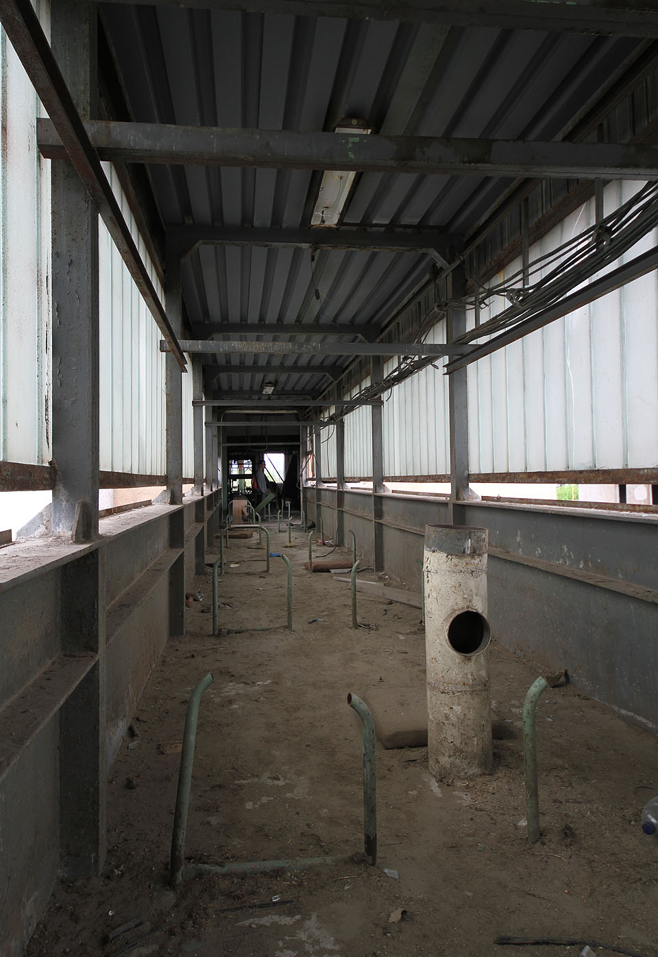 Obdobná lávka na opačné straně mlýna - přivrácené k městu - kde se moukou plnila nákladní auta. Obdobná lávka na opačné straně mlýna - přivrácené k městu - kde se moukou plnila nákladní auta.