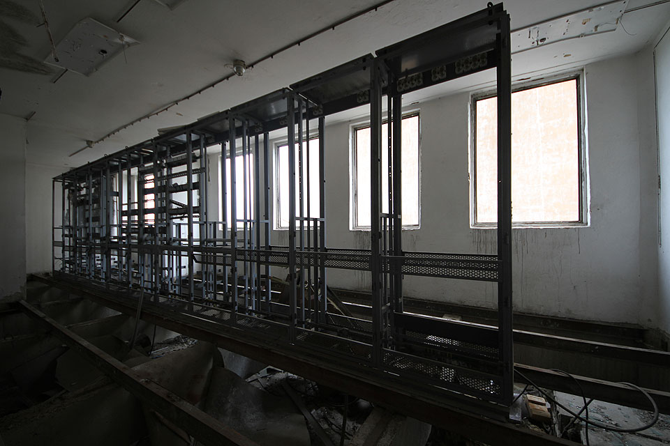 V této místnosti se zřejmě nacházely reléové skříně řídícího systému. Nebo něco podobného, dnes již stěží rozpoznatelného. V této místnosti se zřejmě nacházely reléové skříně řídícího systému. Nebo něco podobného, dnes již stěží rozpoznatelného.