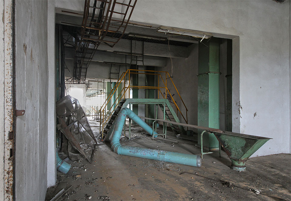 Přes oficiální demontáž strojního vybavení a následné nájezdy zlodějů kovů se stále na místě nachází nemalé množství původního zařízení. Přes oficiální demontáž strojního vybavení a následné nájezdy zlodějů kovů se stále na místě nachází nemalé množství původního zařízení.