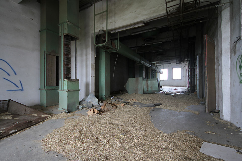 Ve čtvbrtém patře jsou dokonce hromady nepomletého zrní. Ve čtvbrtém patře jsou dokonce hromady nepomletého zrní.