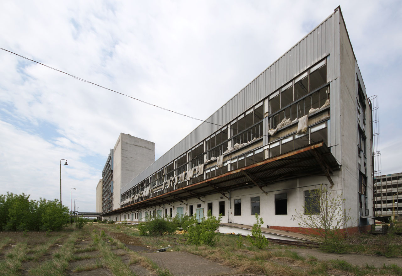 Hlavní výrobní provoz se ale nachází mírně jižněji - podél trojkolejného kolejiště vlečky se tu rozkládají budovy balírny, mlýna a obřího sila. Hlavní výrobní provoz se ale nachází mírně jižněji - podél trojkolejného kolejiště vlečky se tu rozkládají budovy balírny, mlýna a obřího sila.