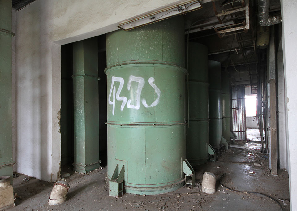 Snad někdo z odborníků rozpozná o jakou část mlýnského složení se jedná na snímku z pátého patra. Snad někdo z odborníků rozpozná o jakou část mlýnského složení se jedná na snímku z pátého patra.