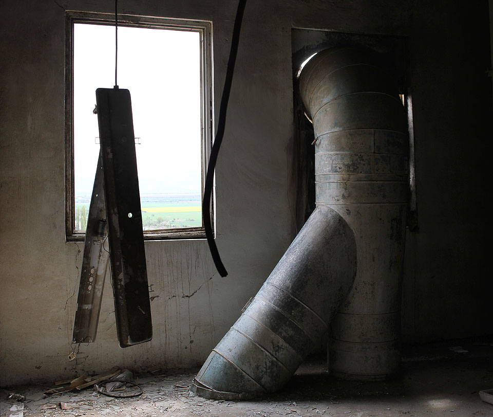 Pohled z okna skýtá výhled na široširé pláně a hory v dálce. Pohled z okna skýtá výhled na široširé pláně a hory v dálce.