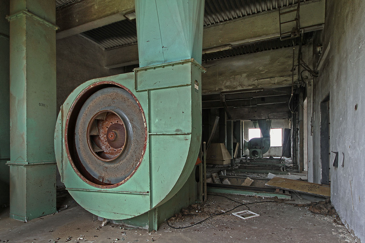 Obilí a mouka se mezi jednotlivými částmi mlýna a sila dopravovaly pomocí potrubí hnány stlačeným vzduchem. Obilí a mouka se mezi jednotlivými částmi mlýna a sila dopravovaly pomocí potrubí hnány stlačeným vzduchem.