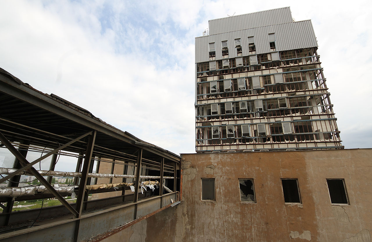V šestém patře spojuje silo a mlýn odvážná ocelová lávka. Je na ní trošku větrno. V šestém patře spojuje silo a mlýn odvážná ocelová lávka. Je na ní trošku větrno.