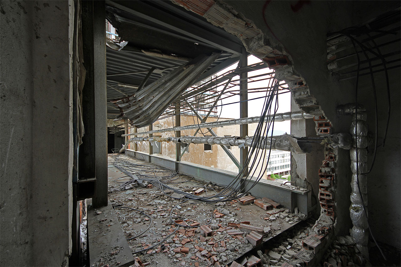 Kdo se ale nebojí, jistě dovede přejít z jedné budovy do druhé, aniž by se zřítil do hlubiny. Kdo se ale nebojí, jistě dovede přejít z jedné budovy do druhé, aniž by se zřítil do hlubiny.