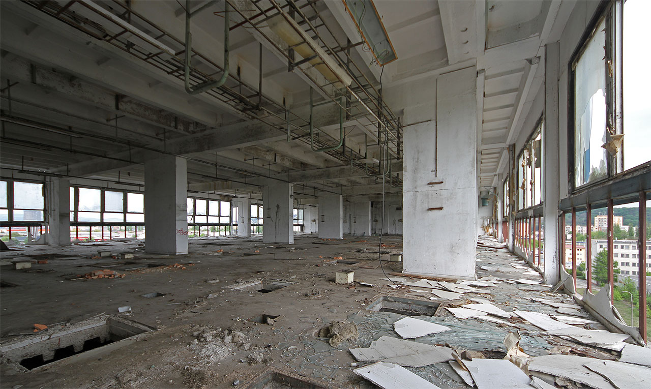 Ostatně o nebezpečné otvory v podlahách není ani v budově mlýna nouze. Ostatně o nebezpečné otvory v podlahách není ani v budově mlýna nouze.