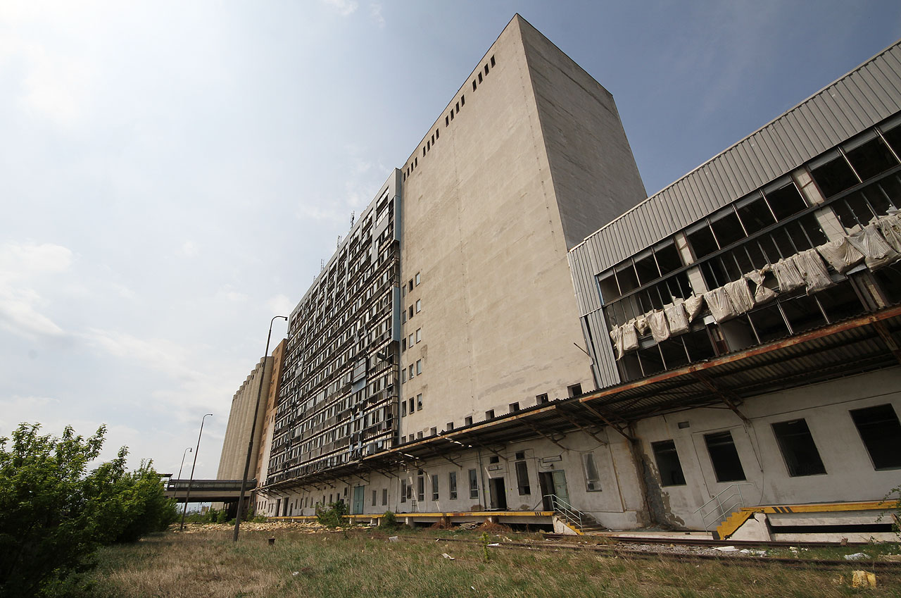 Samotný mlýn je tvořen dvanáctipatrovou budovou o úctyhodném půdorysu 19 m × 92 m. To by stačilo na zhruba 300 bytů průměrné velikosti. Samotný mlýn je tvořen dvanáctipatrovou budovou o úctyhodném půdorysu 19 m × 92 m. To by stačilo na zhruba 300 bytů průměrné velikosti.