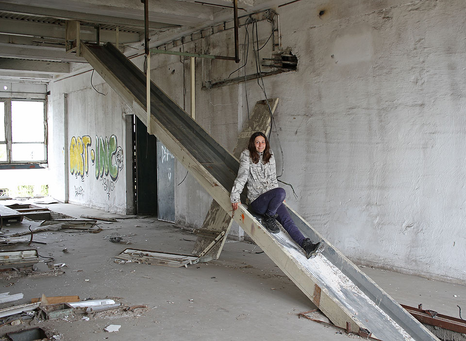 Odvážnější průzkumníci mohou mezi poschodími cestovat po skluzavkách, které původně sloužily pro posílání celých pytlů s moukou. Odvážnější průzkumníci mohou mezi poschodími cestovat po skluzavkách, které původně sloužily pro posílání celých pytlů s moukou.