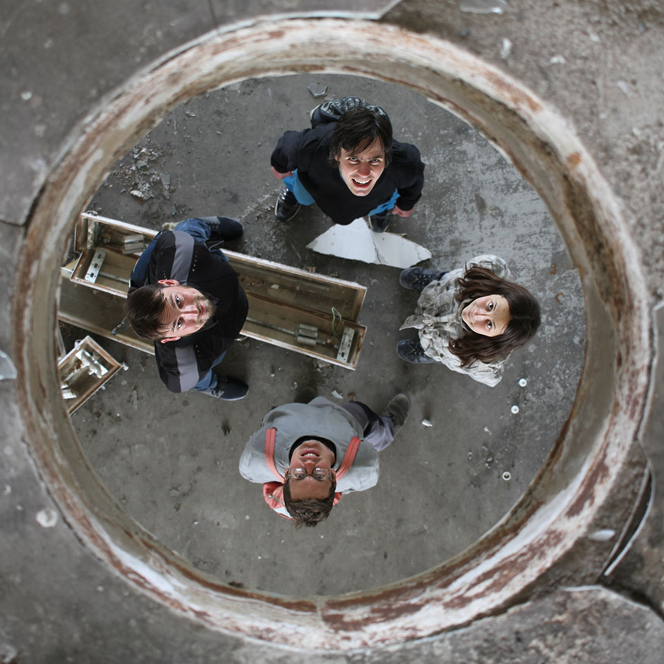 Pohled z horního patra dolů připomíná reklamu na firmu Bayer. Pohled z horního patra dolů připomíná reklamu na firmu Bayer.