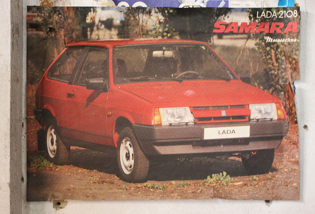 Tou je zde místnost s plakáty. Kromě jednoho ruského vozu… Tou je zde místnost s plakáty. Kromě jednoho ruského vozu…