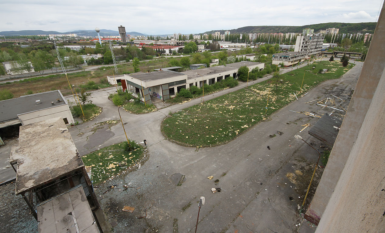 A výhled na další budovy v areálu. A výhled na další budovy v areálu.