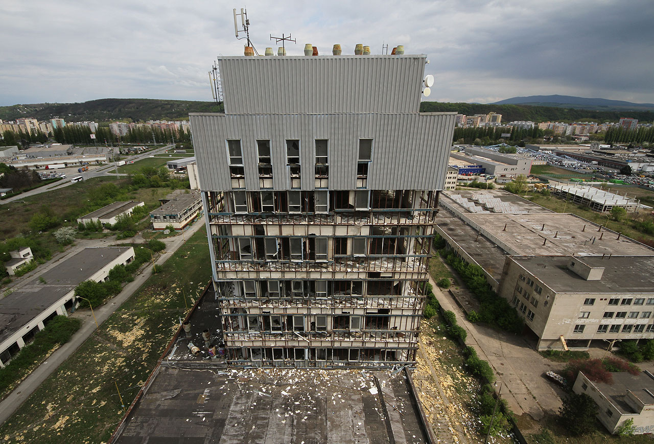 Nad jediným mlýnem v Košicích se začínají stahovat mraky. Jediné, co v budově funguje, jsou vykrývače GSM signálu. Ve 12. patře mají technologické zázemí napojené na pult centrální ochrany. Nad jediným mlýnem v Košicích se začínají stahovat mraky. Jediné, co v budově funguje, jsou vykrývače GSM signálu. Ve 12. patře mají technologické zázemí napojené na pult centrální ochrany.