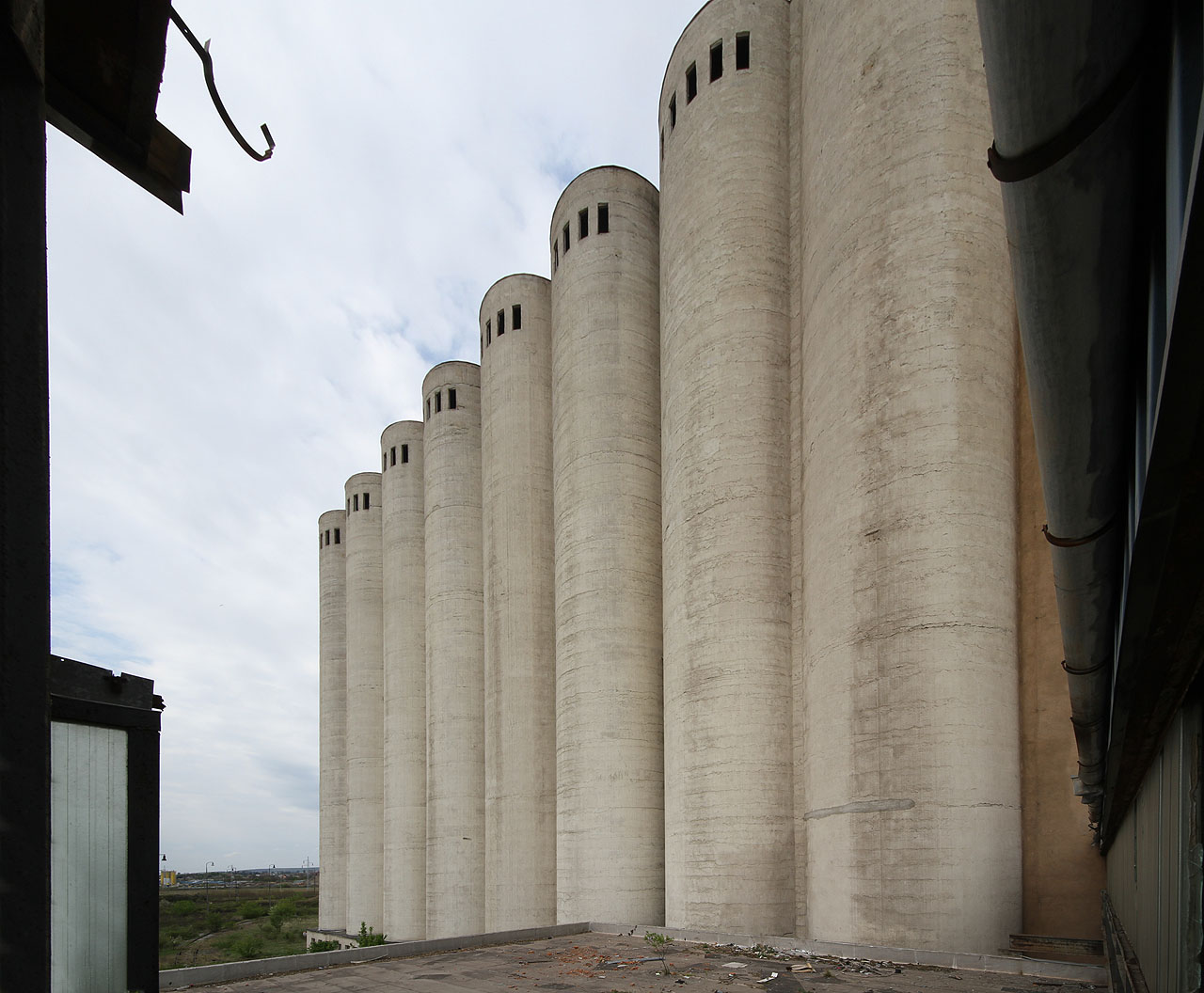 Silo je tvořeno dvaatřiceti válvovými zásobníky v uspořádání 4 × 8. Výšku odhadujeme na 33 m. Silo je tvořeno dvaatřiceti válvovými zásobníky v uspořádání 4 × 8. Výšku odhadujeme na 33 m.