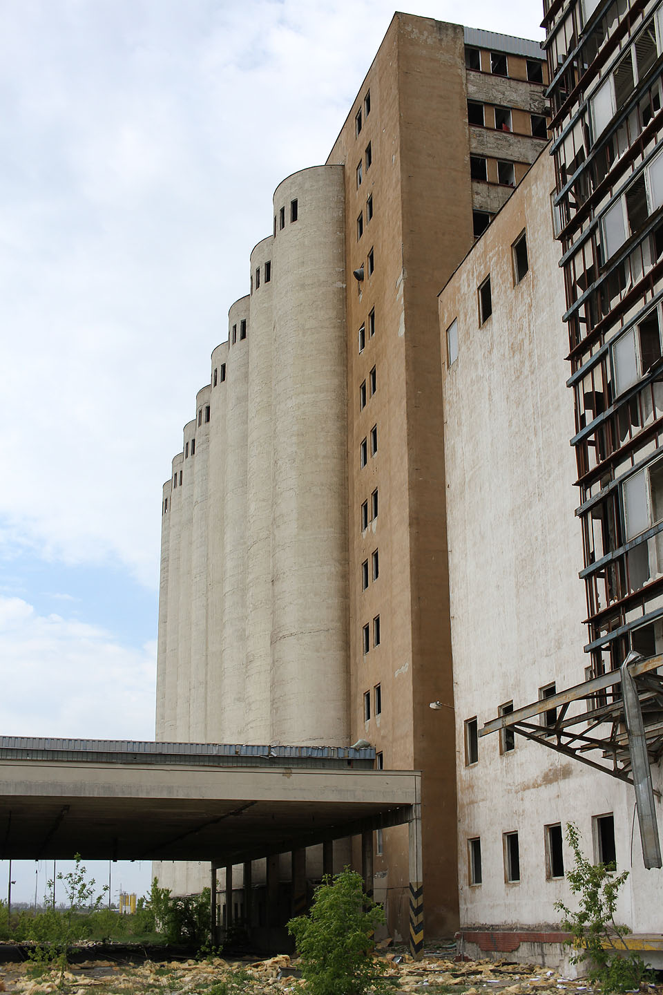 Pohled na zásobníky sila od jihovýchodu. Pohled na zásobníky sila od jihovýchodu.