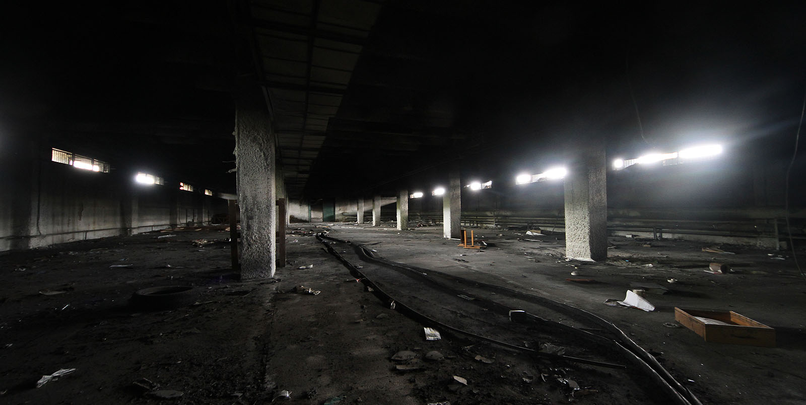 Všechny budovy v areálu jsou alespoň částečně podsklepené. Kromě několika protiatomových krytů jsou však sklepy (často zčernalé od dýmu z požárů) víceméně nězajímavé. Vybavení kotelen bylo demontováno a materiál ukraden. Všechny budovy v areálu jsou alespoň částečně podsklepené. Kromě několika protiatomových krytů jsou však sklepy (často zčernalé od dýmu z požárů) víceméně nězajímavé. Vybavení kotelen bylo demontováno a materiál ukraden.