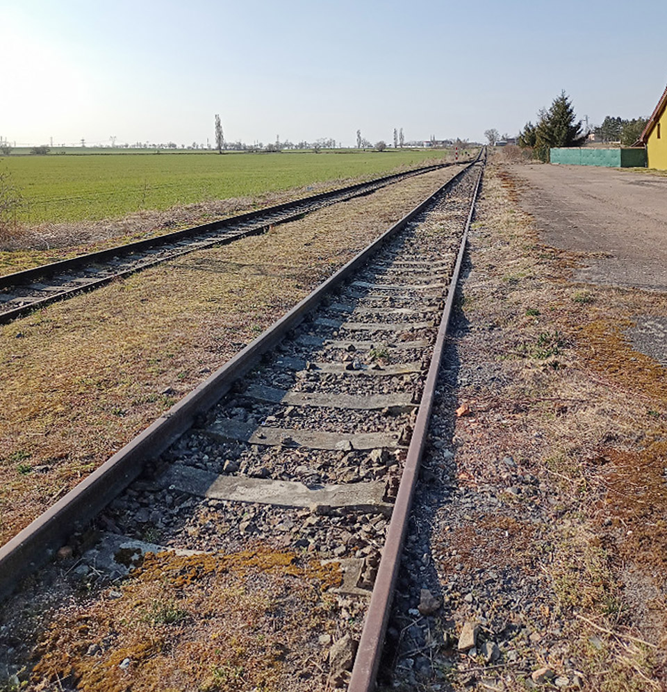 Kolejová pláň stanice je jednoduchá jako okolní krajina. Jediná dopravní a dvě manipulační koleje, z toho jedna kusá. Nic méně a nic více. Kolejová pláň stanice je jednoduchá jako okolní krajina. Jediná dopravní a dvě manipulační koleje, z toho jedna kusá. Nic méně a nic více.
