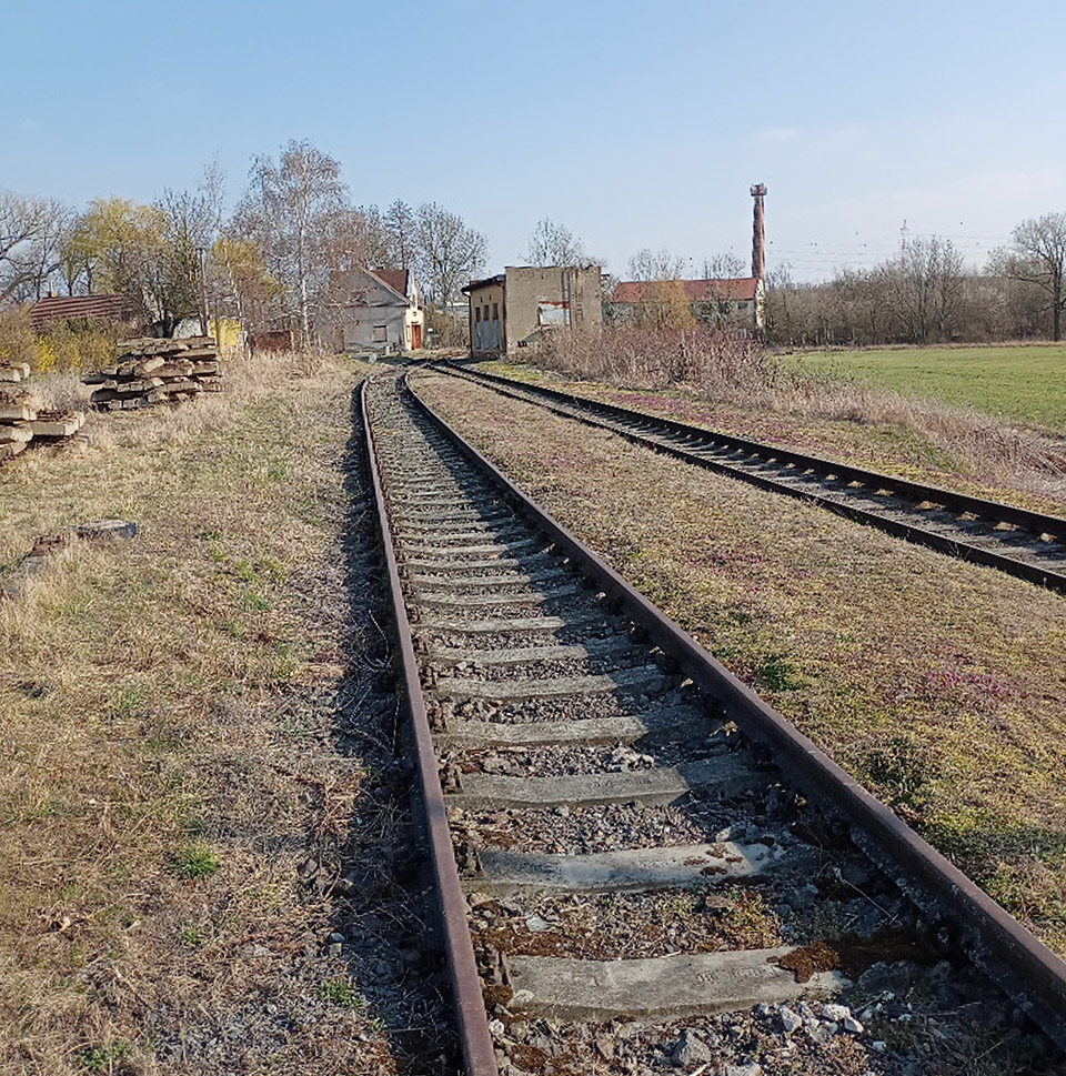 Pohled od severozápadu na zhlaví a výpravní budovu na samém sklonku nádraží.