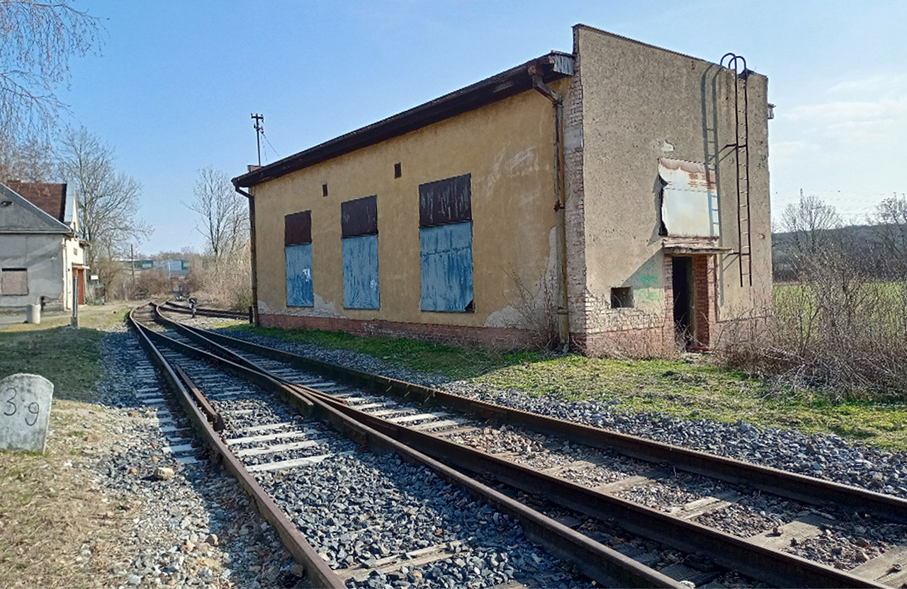 Remíza sloužila zřejmě pro lokomotivu operující na vlečce do mrazíren. Remíza sloužila zřejmě pro lokomotivu operující na vlečce do mrazíren.