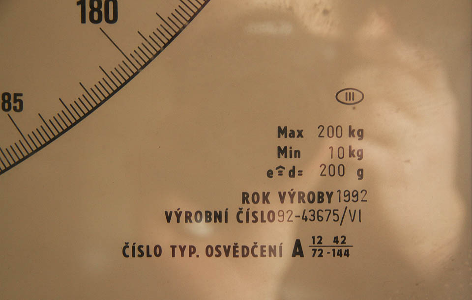 Při váživosti 200 kg má váha dílek 200 g, což je krásná přesnost. Třeba při vážení lidí (v zimě jsem přibral). S troškou fantazie lze poznat značku fotoaparátu, kterým byl snímek pořízen (i bez EXIFu).