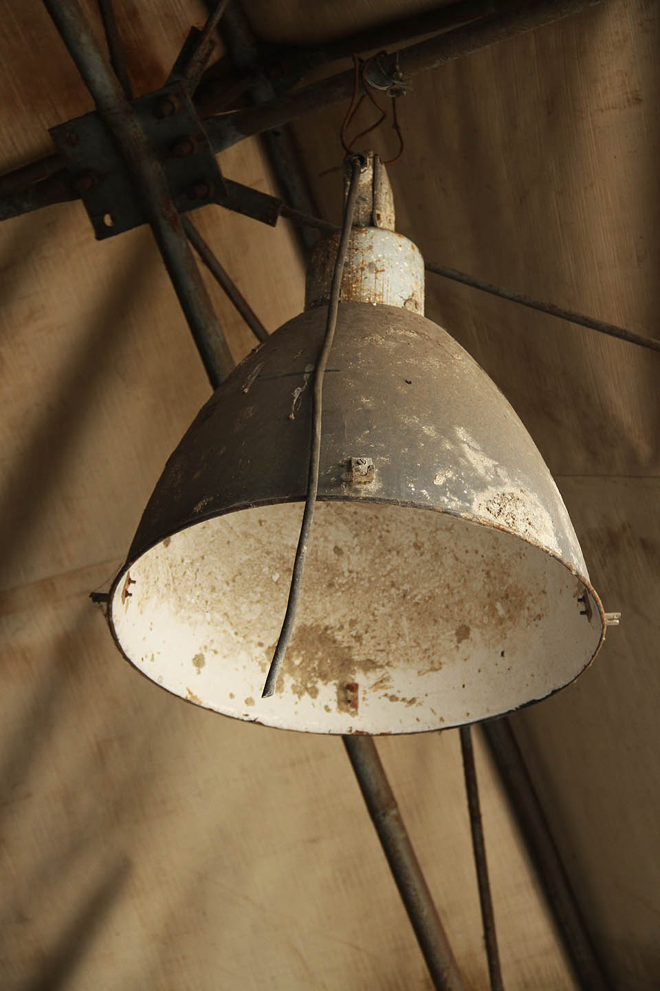 Atmosféru železnice 90. let 20. století doplňuje ještě nádražní reflektor (na snímku, mimo provoz) a kameninový odpadkový koš známý z velkých železničních stanic (v provozu, mimo snímek).