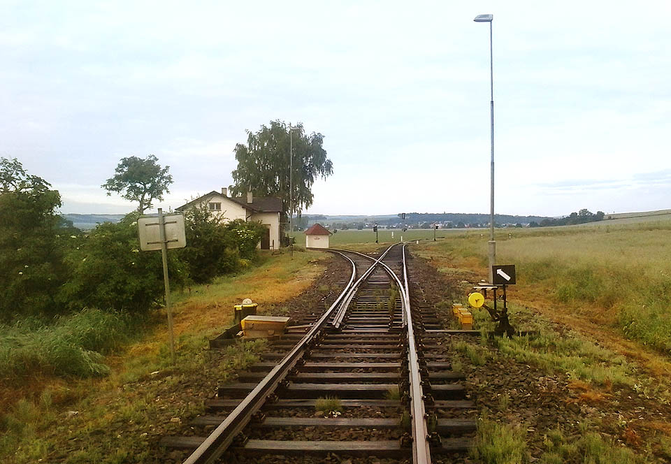 Příjezd do odbočky Moravice ze směru od Opavy v deštěm umytém ránu léta roku 2015. Výhybka je nastavena ve směru do Hradce nad Moravicí, doprava vede trať do Svobodných Heřmanic.